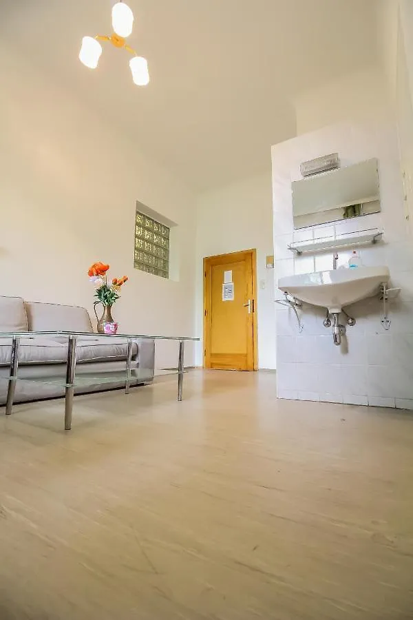 Queen Studio 3P Bs Wien Österreich